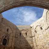 I decenni 20, 30 e 40 del XIII secolo sono quelli di massimo splendore per Federico II. La sua potenza si manifesta in particolare nella costruzione delle domus, edifici fortificati destinati a vari usi: il pi� noto � ovviamente Castel del Monte